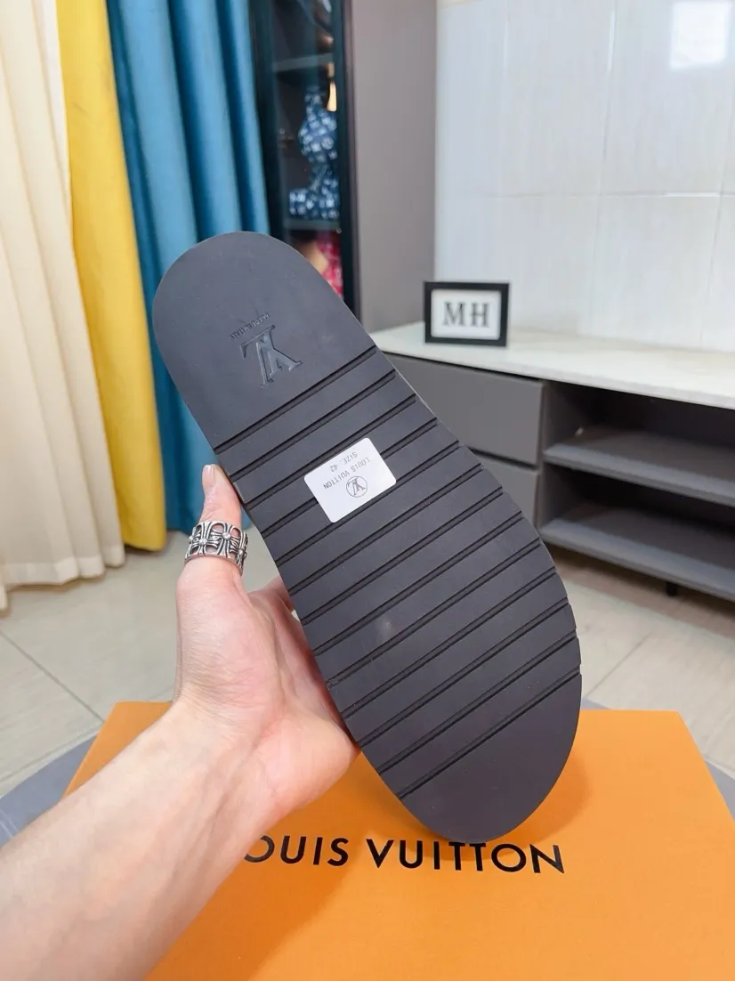 Men's shoes💰300🌹🌹【LV】Multi-color new men's slippers, original top-quality version, original special cowhide with pebbled embossing➕sheepskin on the inner and side, non-slip combination sole, more stable walking, more comfortable and lightweight, high-end and generous, size: 38~44